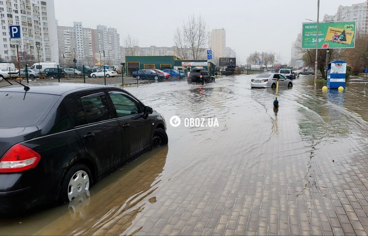 В Киеве из-за прорыва трубы проспект Григоренко превратился в озеро: под воду пошла автостоянка. Подробности, фото и видео