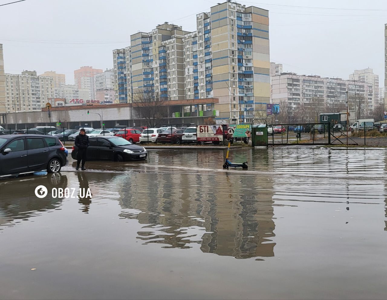 В Киеве из-за прорыва трубы проспект Григоренко превратился в озеро: под воду пошла автостоянка. Подробности, фото и видео