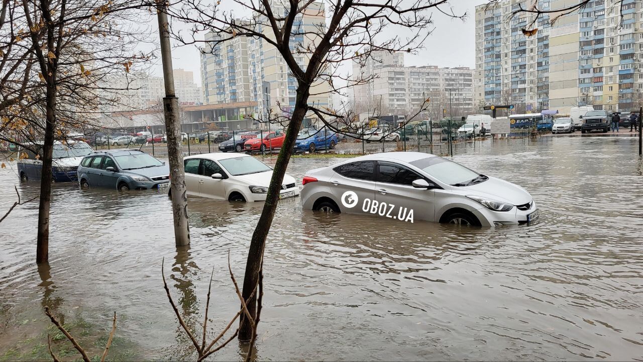 В Киеве из-за прорыва трубы проспект Григоренко превратился в озеро: под воду пошла автостоянка. Подробности, фото и видео