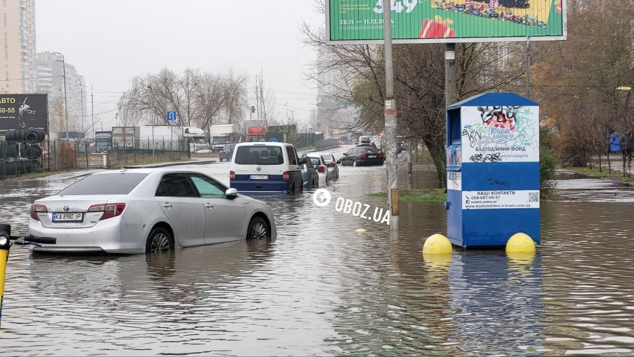 В Киеве из-за прорыва трубы проспект Григоренко превратился в озеро: под воду пошла автостоянка. Подробности, фото и видео