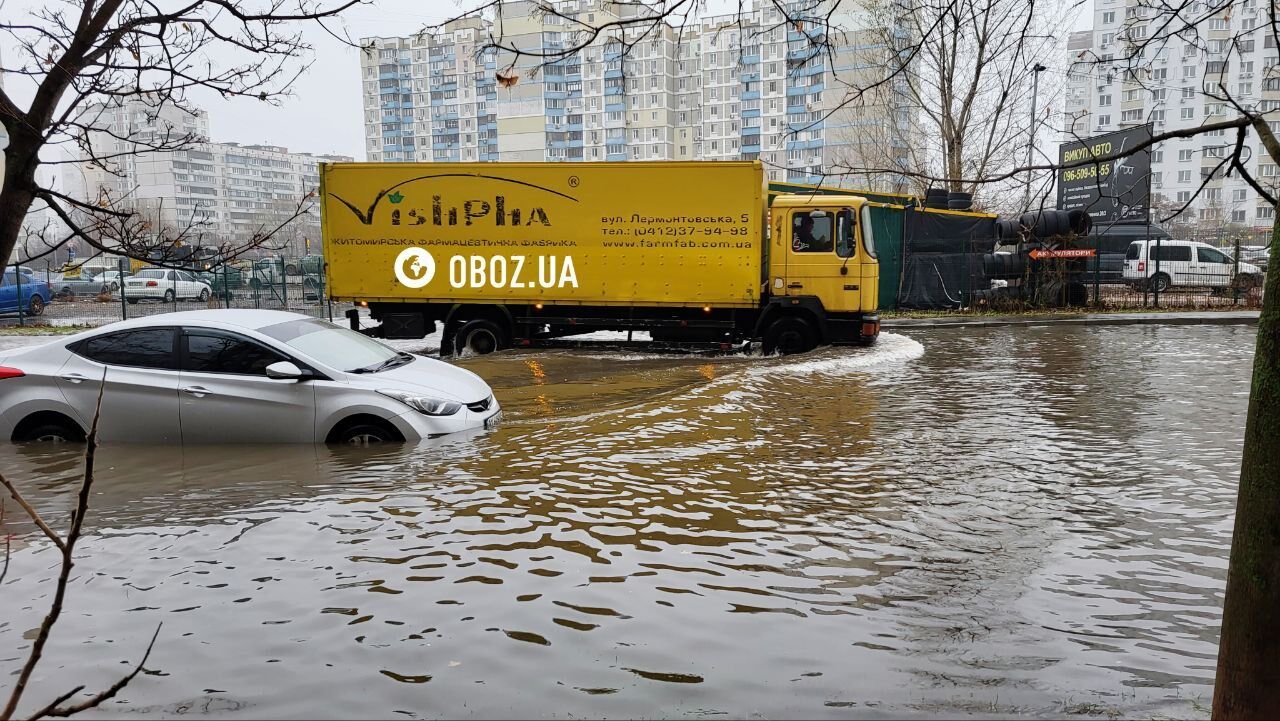 В Киеве из-за прорыва трубы проспект Григоренко превратился в озеро: под воду пошла автостоянка. Подробности, фото и видео