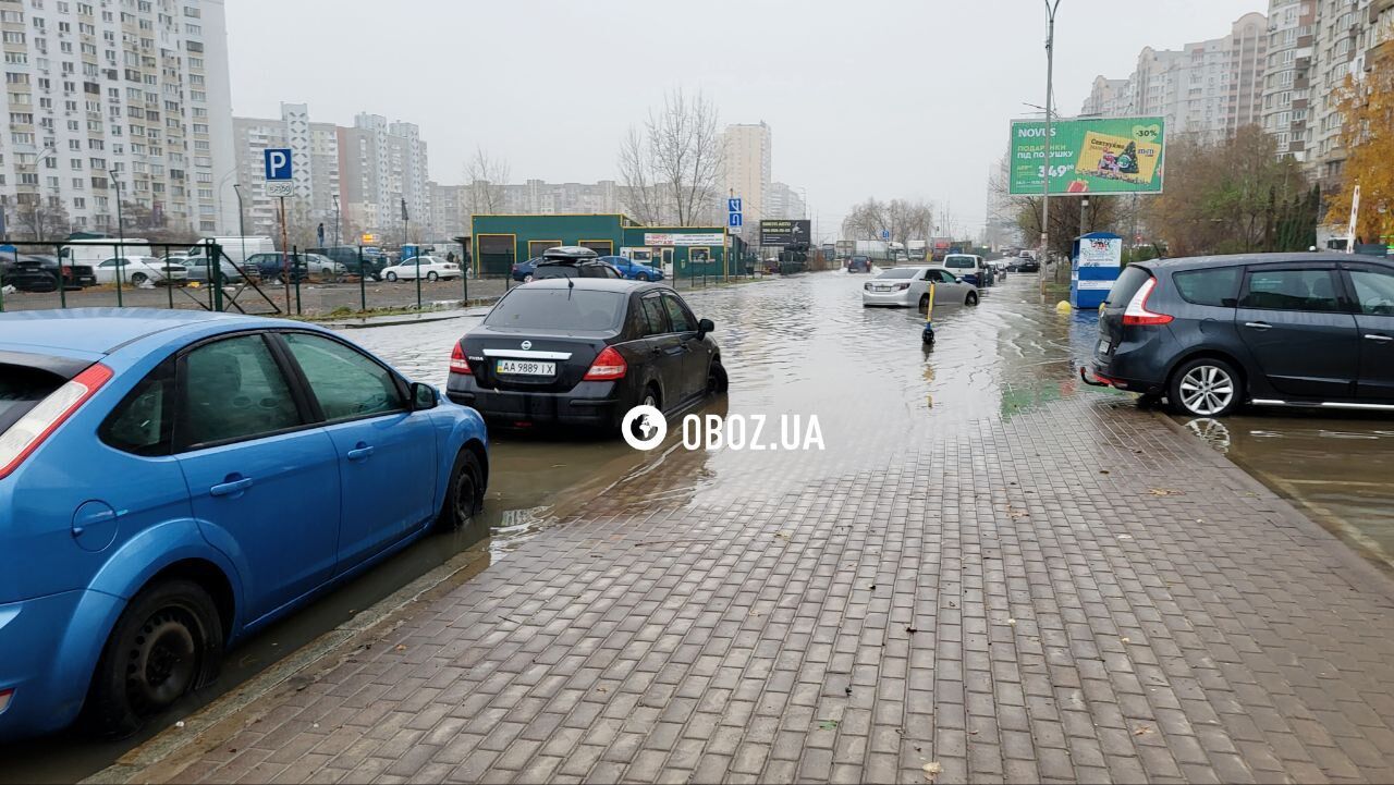 В Киеве из-за прорыва трубы проспект Григоренко превратился в озеро: под воду пошла автостоянка. Подробности, фото и видео