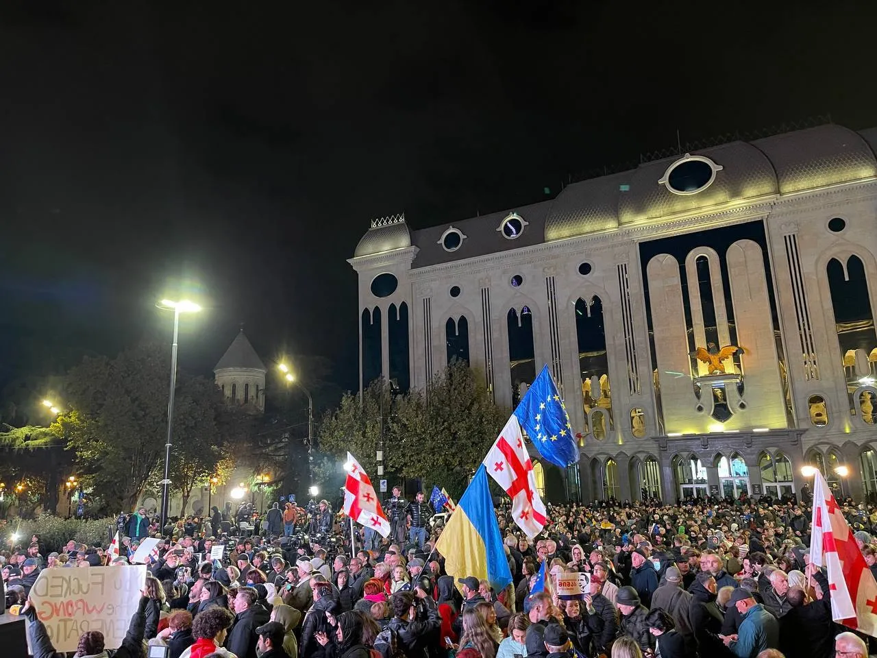 Люди пришли на протест с флагами