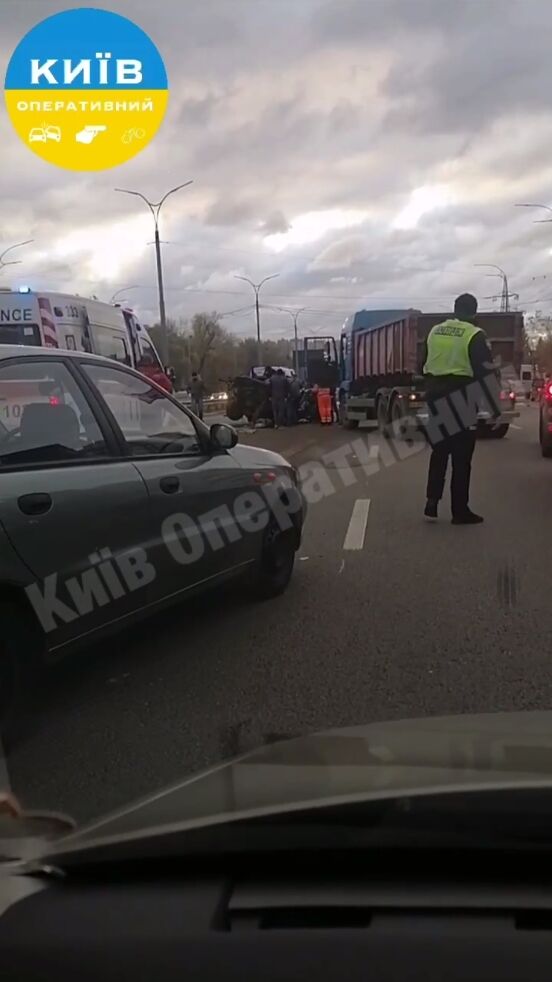 У Києві автобус протаранив кілька авто, серед яких військове, та в’їхав у МАФ на ринку. Подробиці ДТП, фото та відео