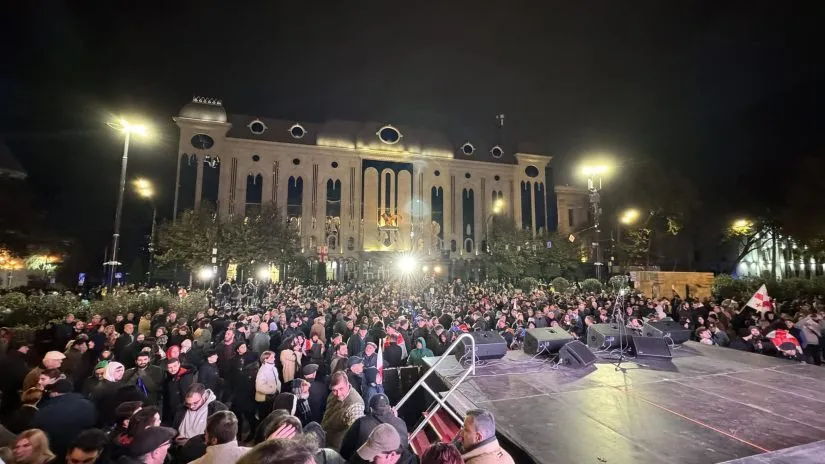 В столице Грузии началась очередная акция протеста: оппозиция требует новых выборов. Фото и видео