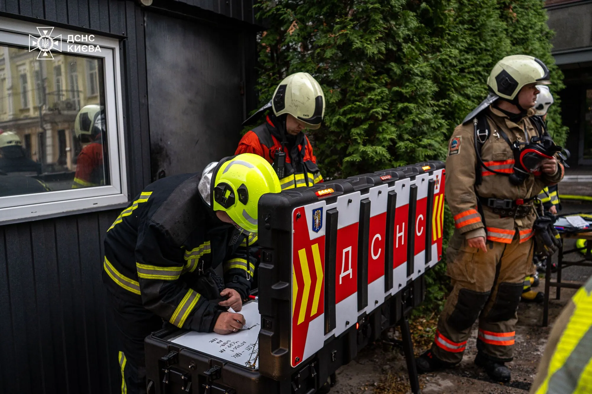 У Києві на Печерську сталась масштабна пожежа в житловому будинку: є постраждалий. Фото та відео