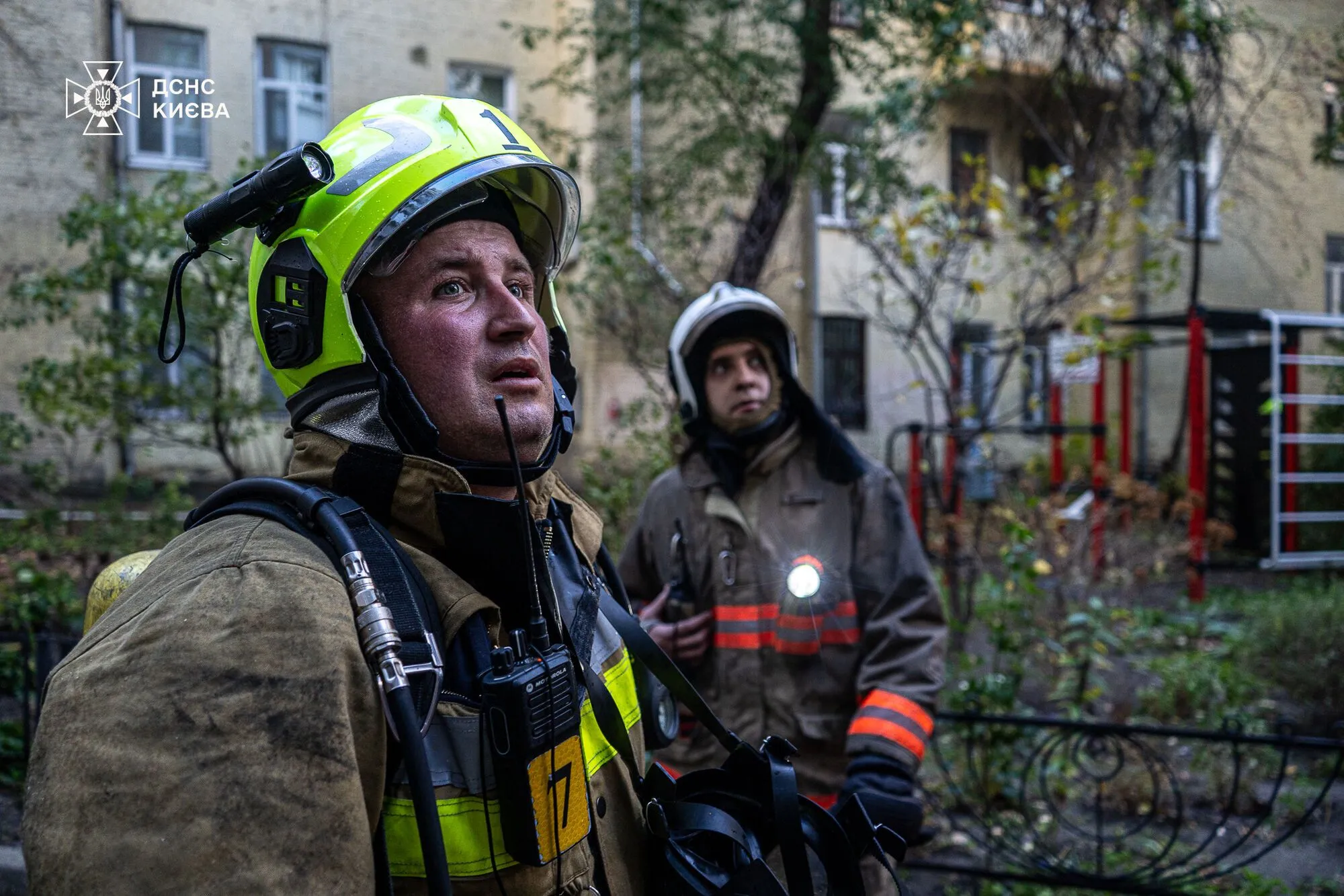 У Києві на Печерську сталась масштабна пожежа в житловому будинку: є постраждалий. Фото та відео