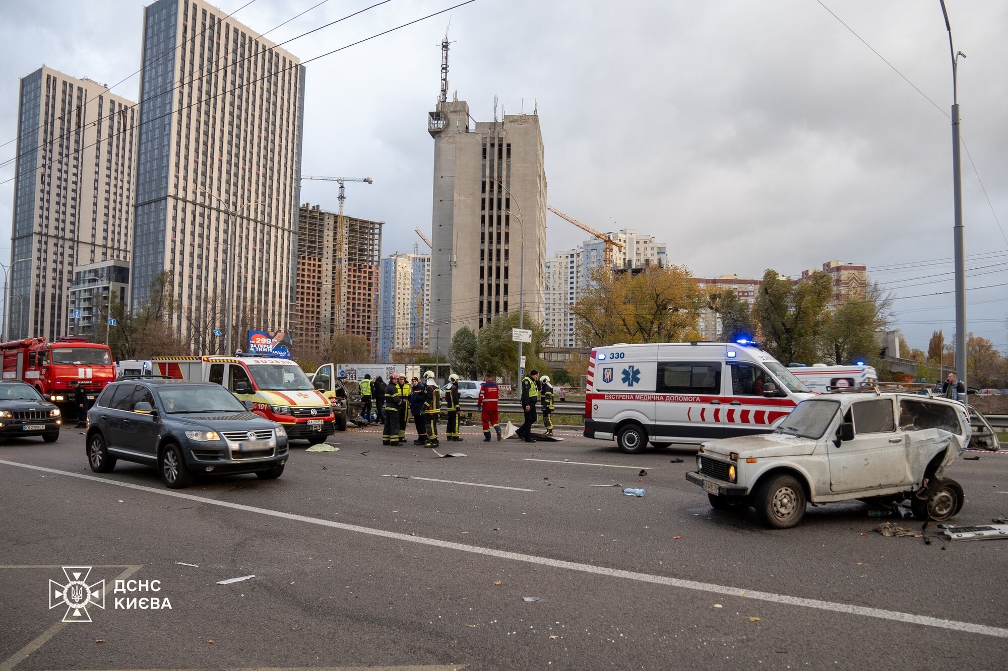 У Києві автобус протаранив кілька авто, серед яких військове, та в’їхав у МАФ на ринку. Подробиці ДТП, фото та відео