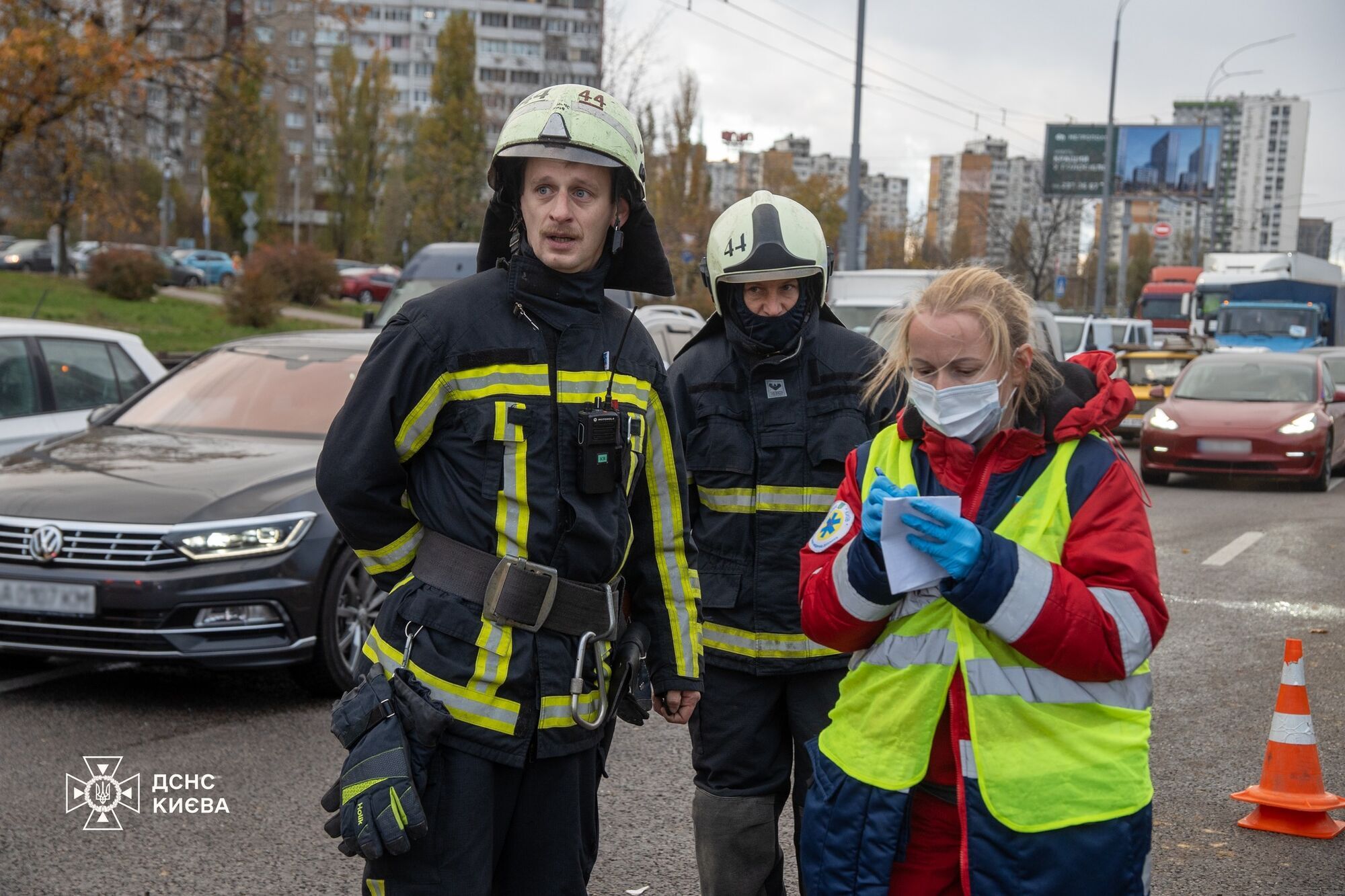 У Києві автобус протаранив кілька авто, серед яких військове, та в’їхав у МАФ на ринку. Подробиці ДТП, фото та відео