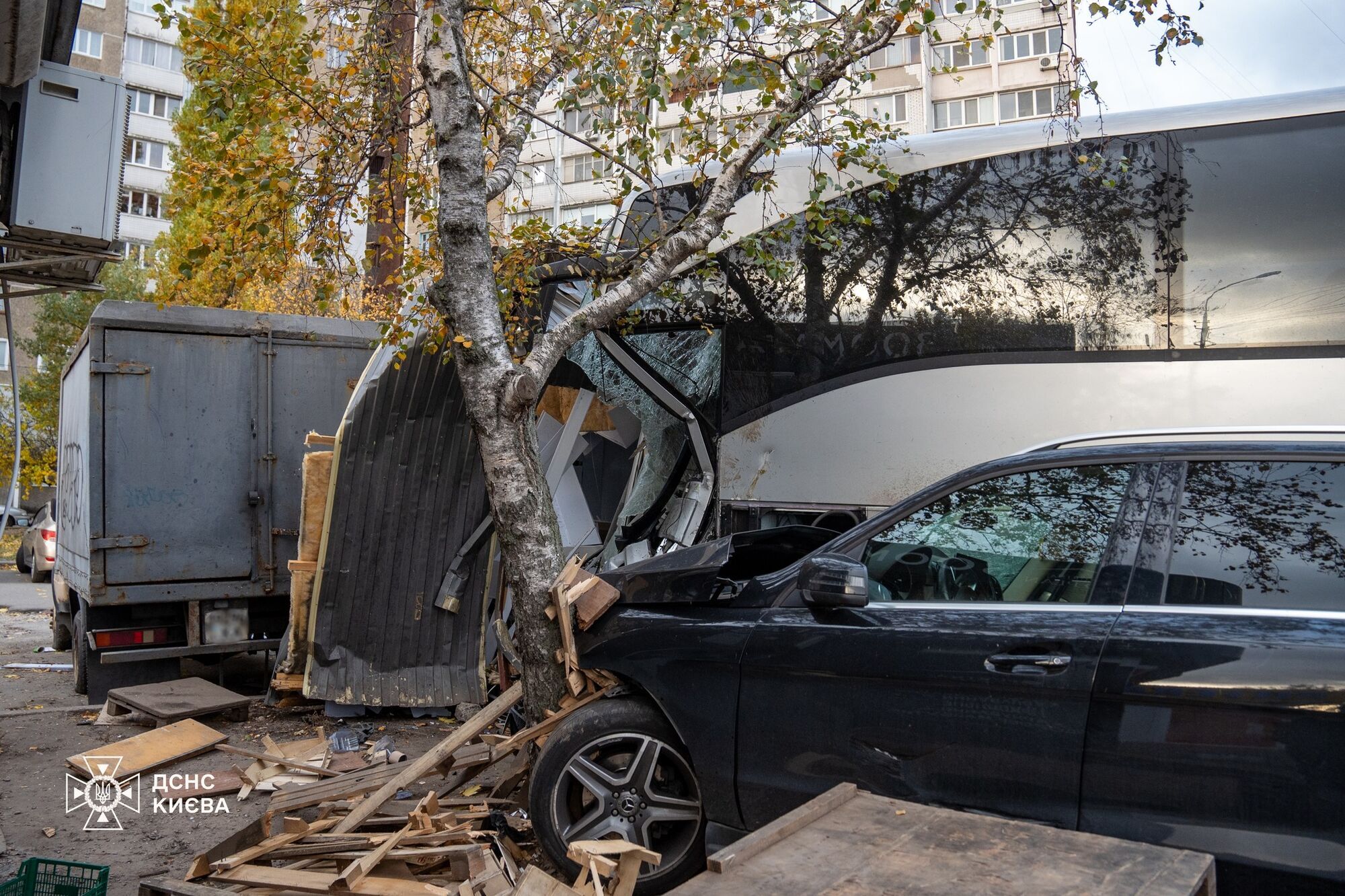 У Києві автобус протаранив кілька авто, серед яких військове, та в’їхав у МАФ на ринку. Подробиці ДТП, фото та відео