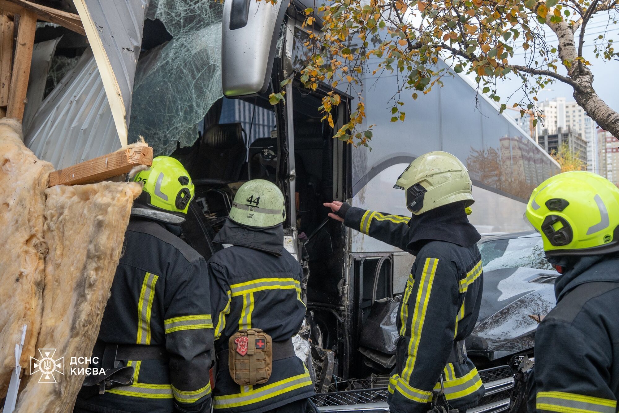 У Києві автобус протаранив кілька авто, серед яких військове, та в’їхав у МАФ на ринку. Подробиці ДТП, фото та відео