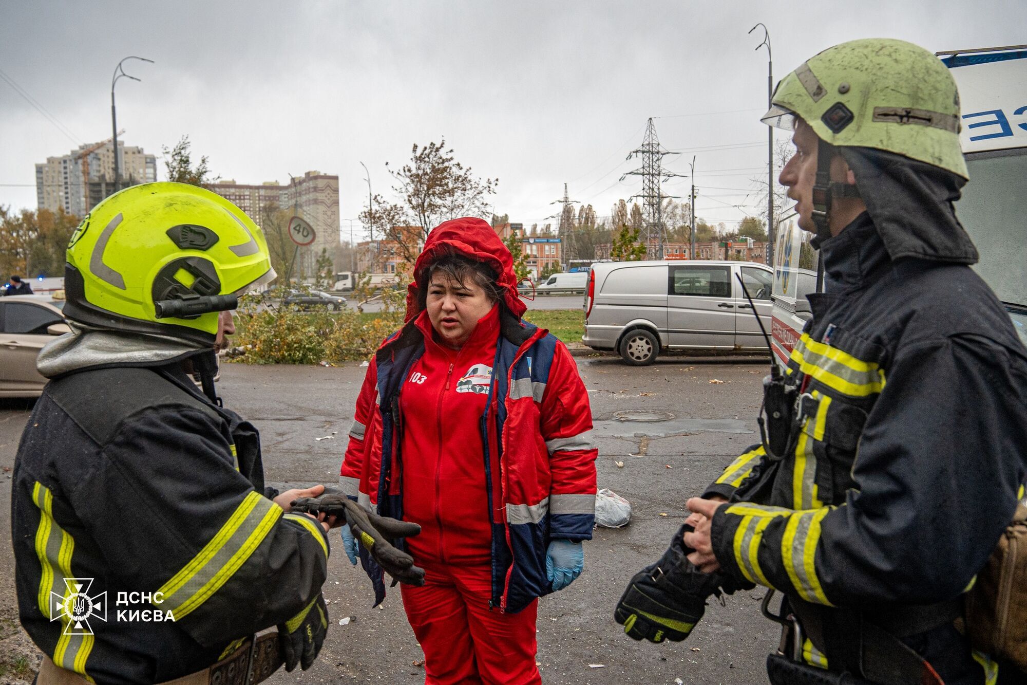 У Києві автобус протаранив кілька авто, серед яких військове, та в’їхав у МАФ на ринку. Подробиці ДТП, фото та відео