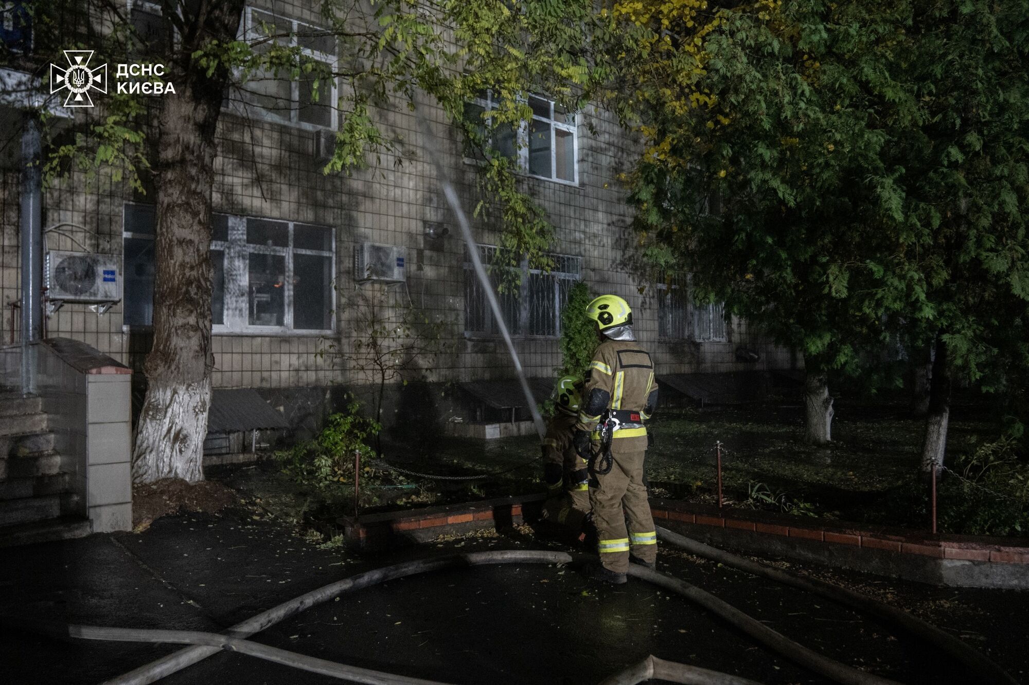 У Києві бійці ДСНС під час пожежі в лікарні врятували 37 осіб. Усі подробиці, фото і відео