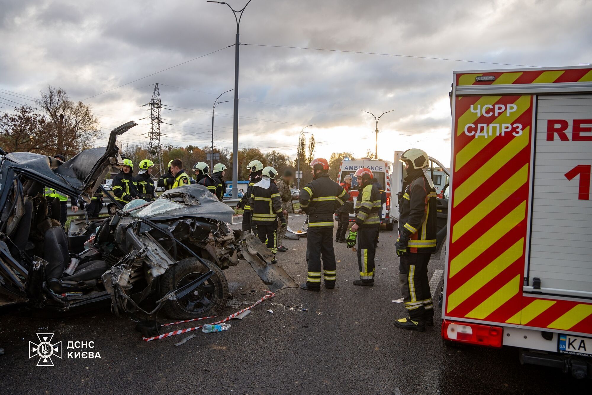 У Києві автобус протаранив кілька авто, серед яких військове, та в’їхав у МАФ на ринку. Подробиці ДТП, фото та відео