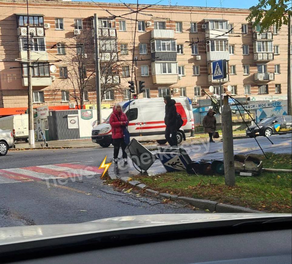 В Україні вирує сильний вітер: у низці міст впали дерева, у Дніпрі знесло зупинку, є постраждалі. Фото і відео