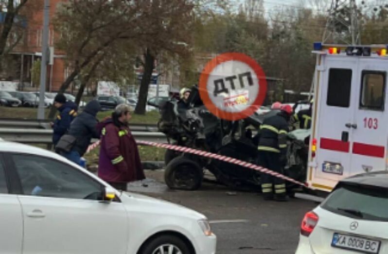 У Києві автобус протаранив кілька авто, серед яких військове, та в’їхав у МАФ на ринку. Подробиці ДТП, фото та відео