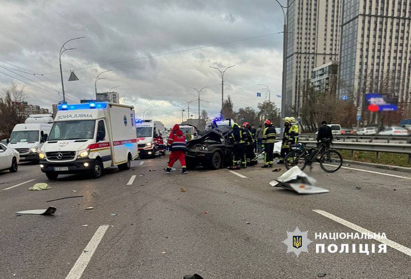 У Києві автобус протаранив кілька авто, серед яких військове, та в’їхав у МАФ на ринку. Подробиці ДТП, фото та відео