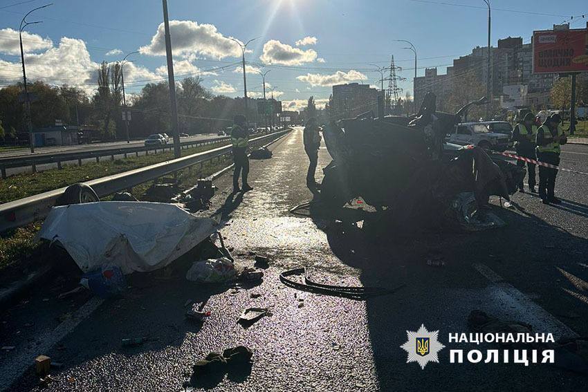 У Києві автобус протаранив кілька авто, серед яких військове, та в’їхав у МАФ на ринку. Подробиці ДТП, фото та відео