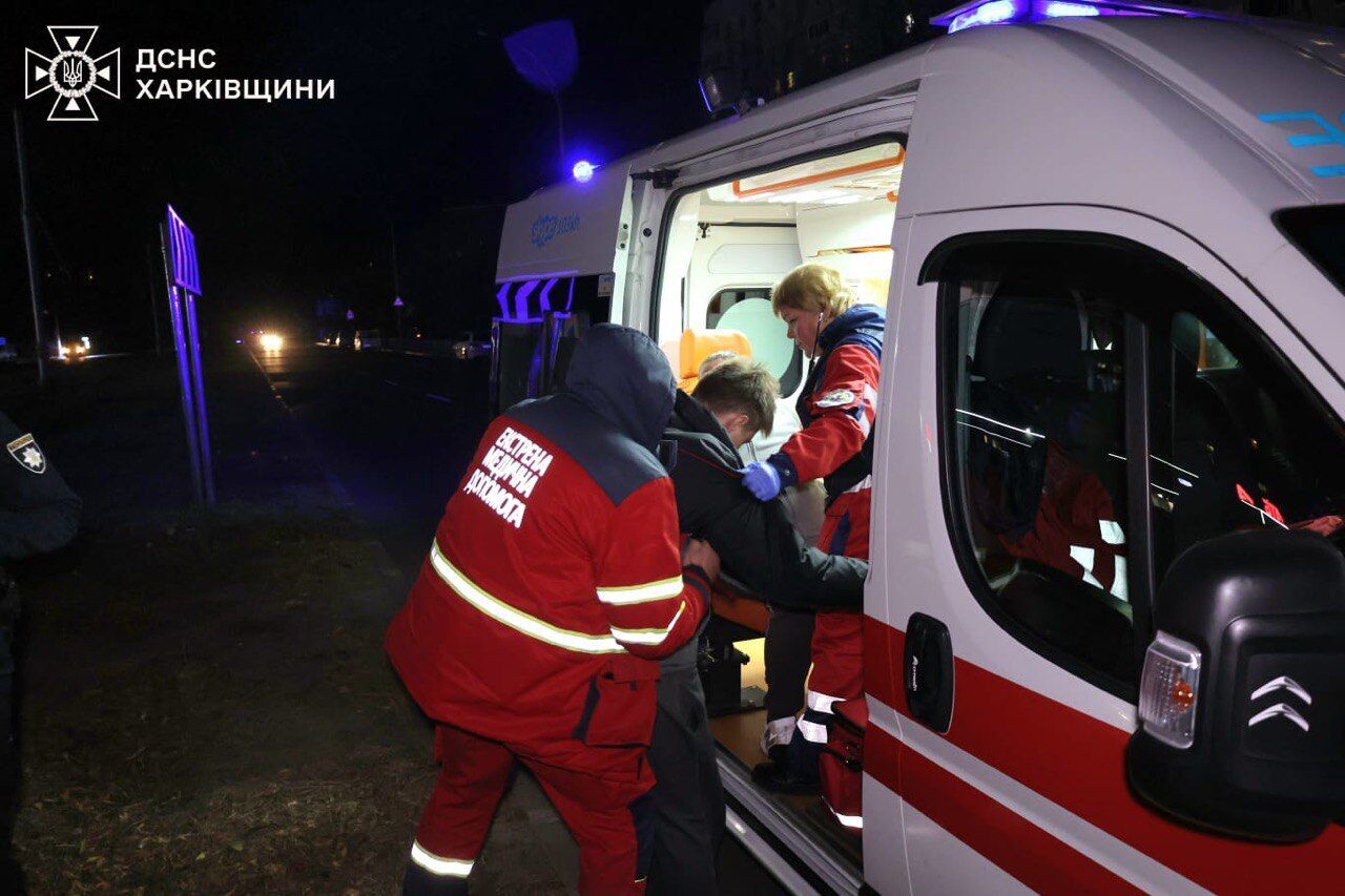 Харків та область були під ударами КАБів: є влучання в супермаркет та п'ятиповерхівку, постраждали 15 осіб. Фото та відео