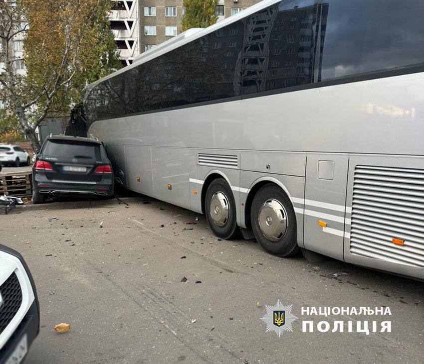 У Києві автобус протаранив кілька авто, серед яких військове, та в’їхав у МАФ на ринку. Подробиці ДТП, фото та відео