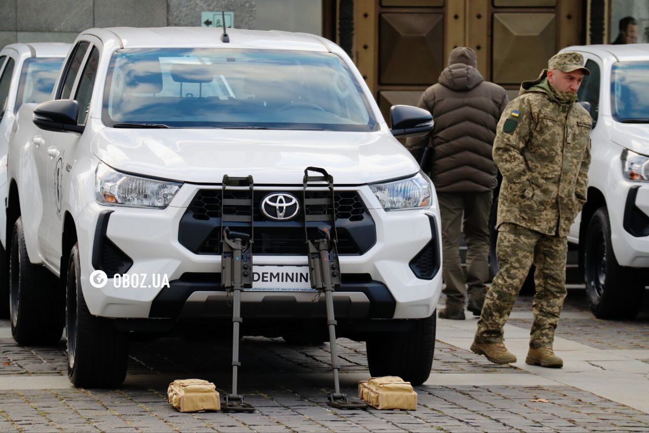 Украина получила от Литвы 230 портативных миноискателей и пикапов для мобильных групп. Фото и видео