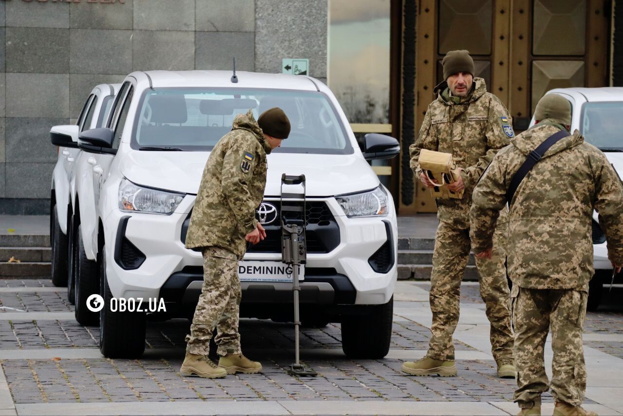 Украина получила от Литвы 230 портативных миноискателей и пикапов для мобильных групп. Фото и видео