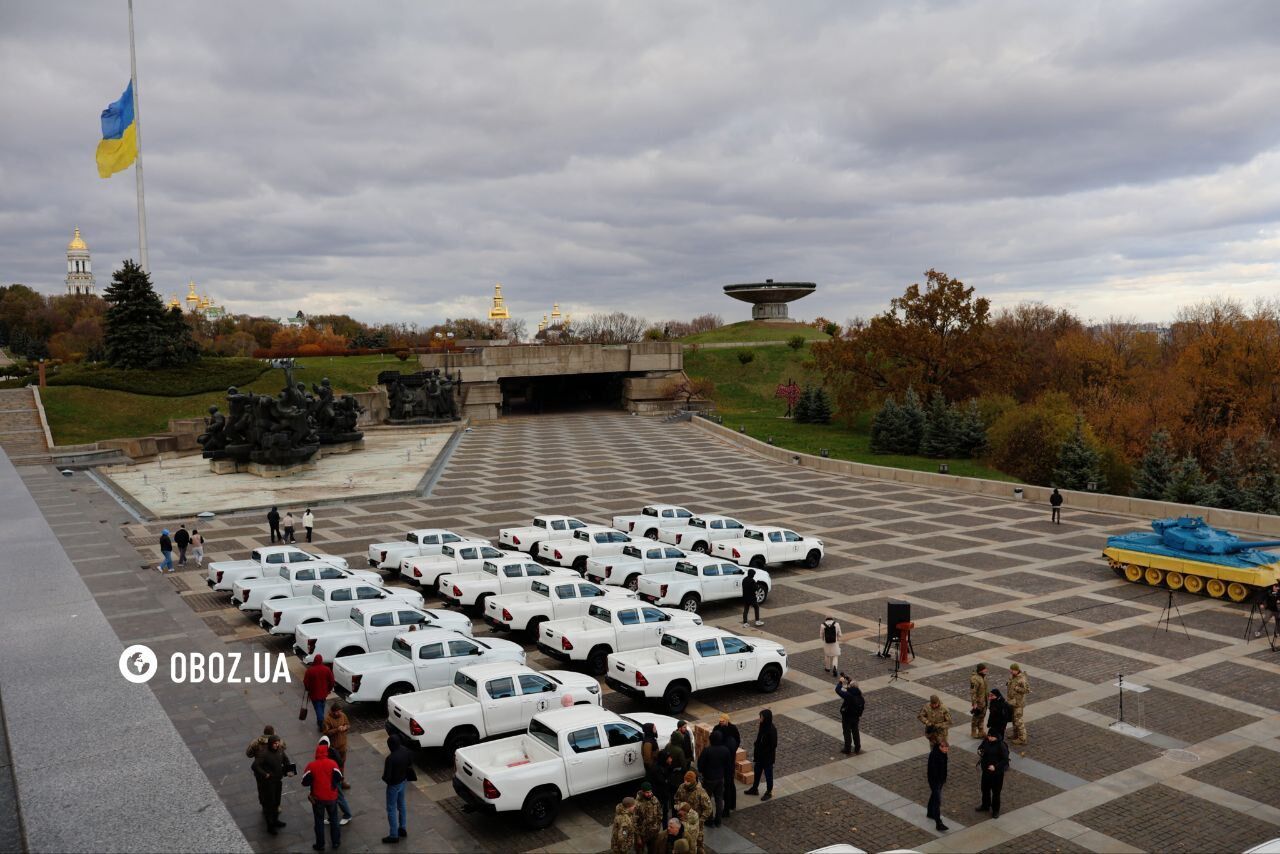 Украина получила от Литвы 230 портативных миноискателей и пикапов для мобильных групп. Фото и видео