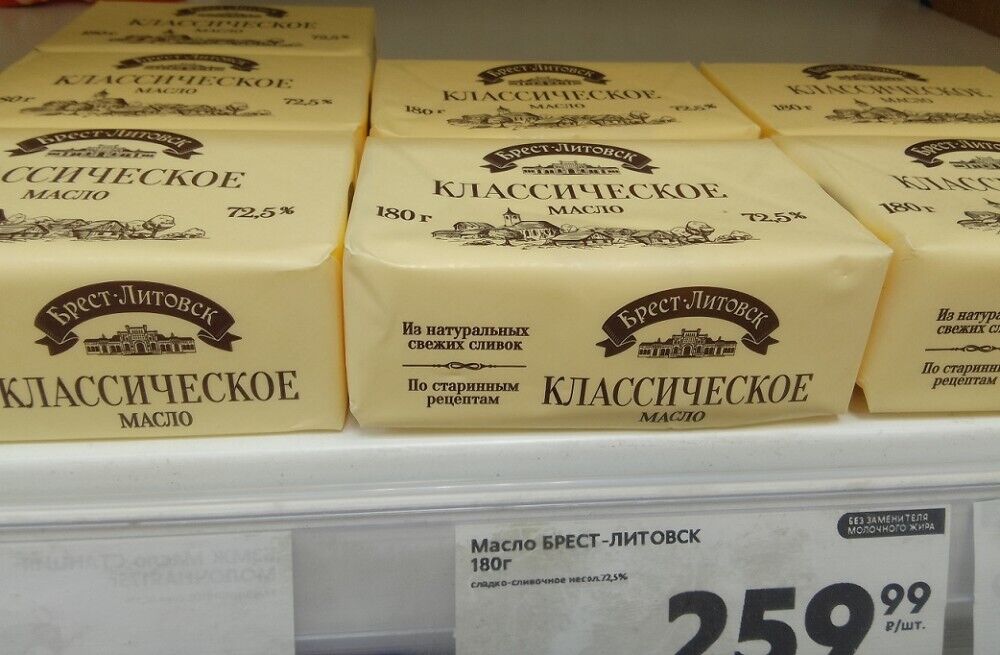 Люди крадуть і б'ються через масло: у Росії молочний продукт підскочив у ціні й зникає з полиць магазинів