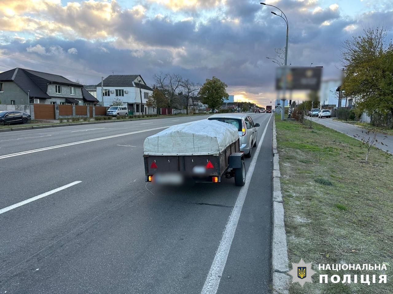 Под Киевом у прицепа легкового авто оторвалось колесо и травмировало маленькую девочку. Подробности ДТП и фото