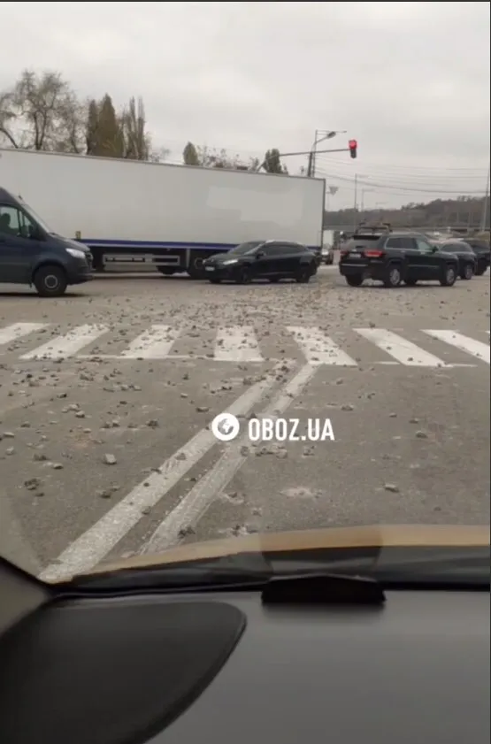 В Киеве перекресток полностью засыпало камнями, которые во время движения выпадали из самосвала: полиция отреагировала. Видео