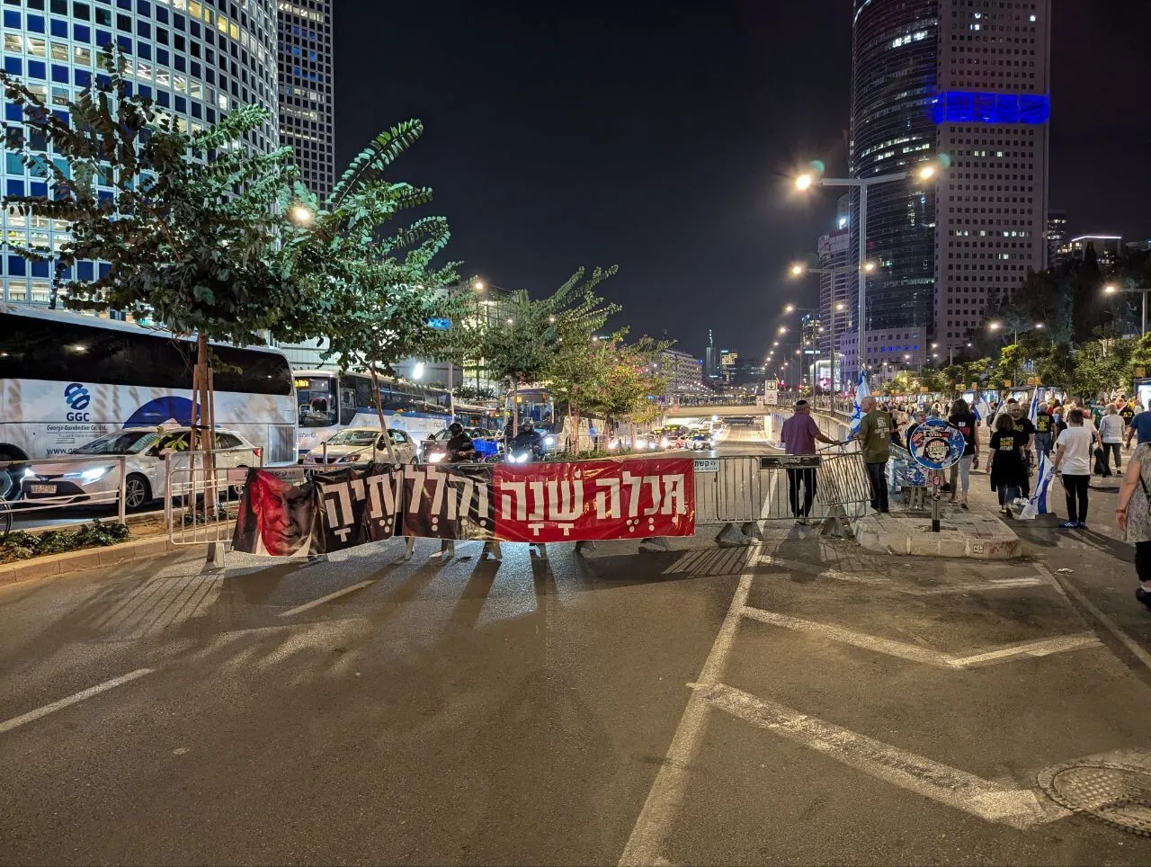 В Израиле люди вышли на протесты из-за увольнения министра обороны Галанта. Фото и видео