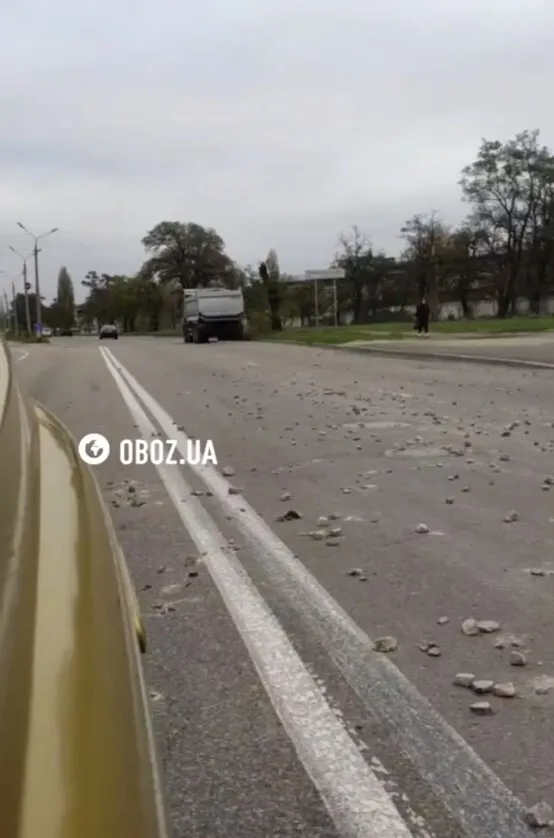 В Киеве перекресток полностью засыпало камнями, которые во время движения выпадали из самосвала: полиция отреагировала. Видео