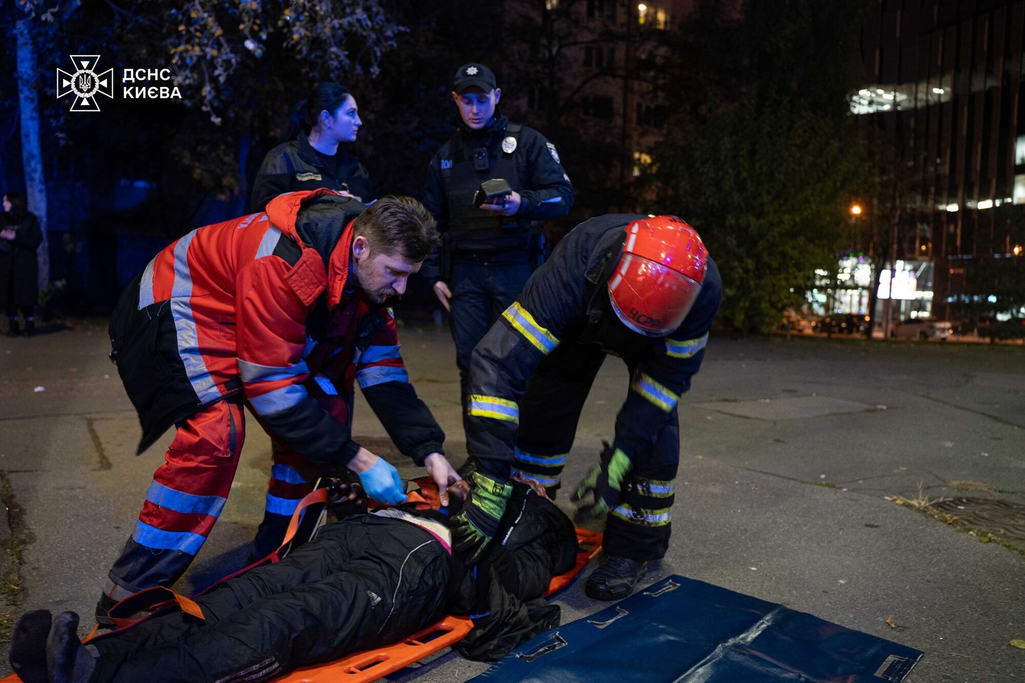 В киевском метро женщина упала под поезд, ее госпитализировали: все подробности и видео