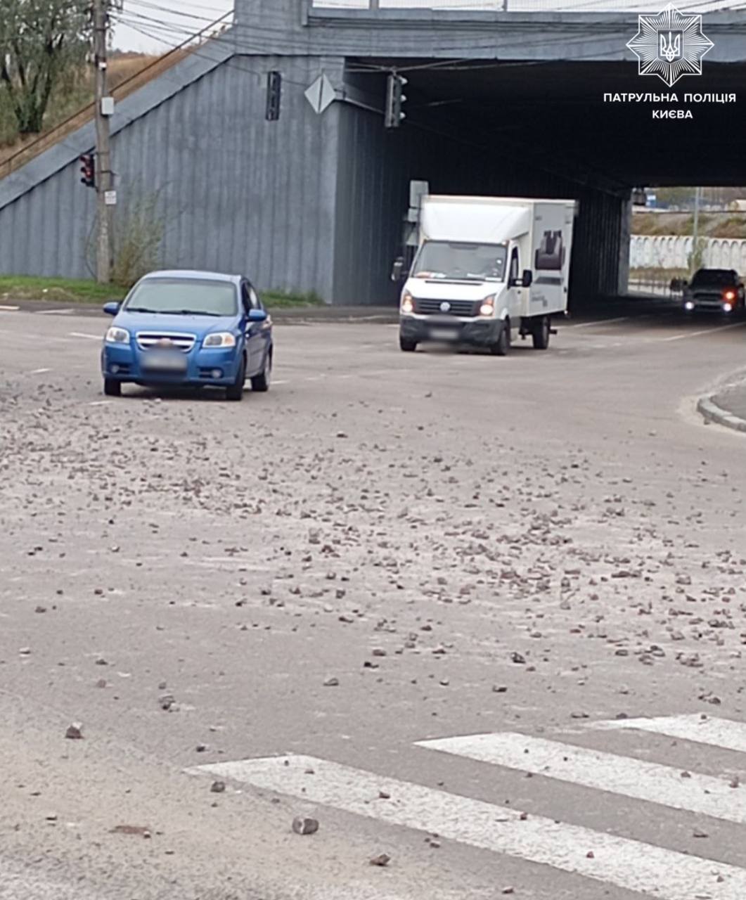 У Києві перехрестя повністю засипало камінням, яке під часу руху випадало з самоскида: поліція відреагувала. Відео