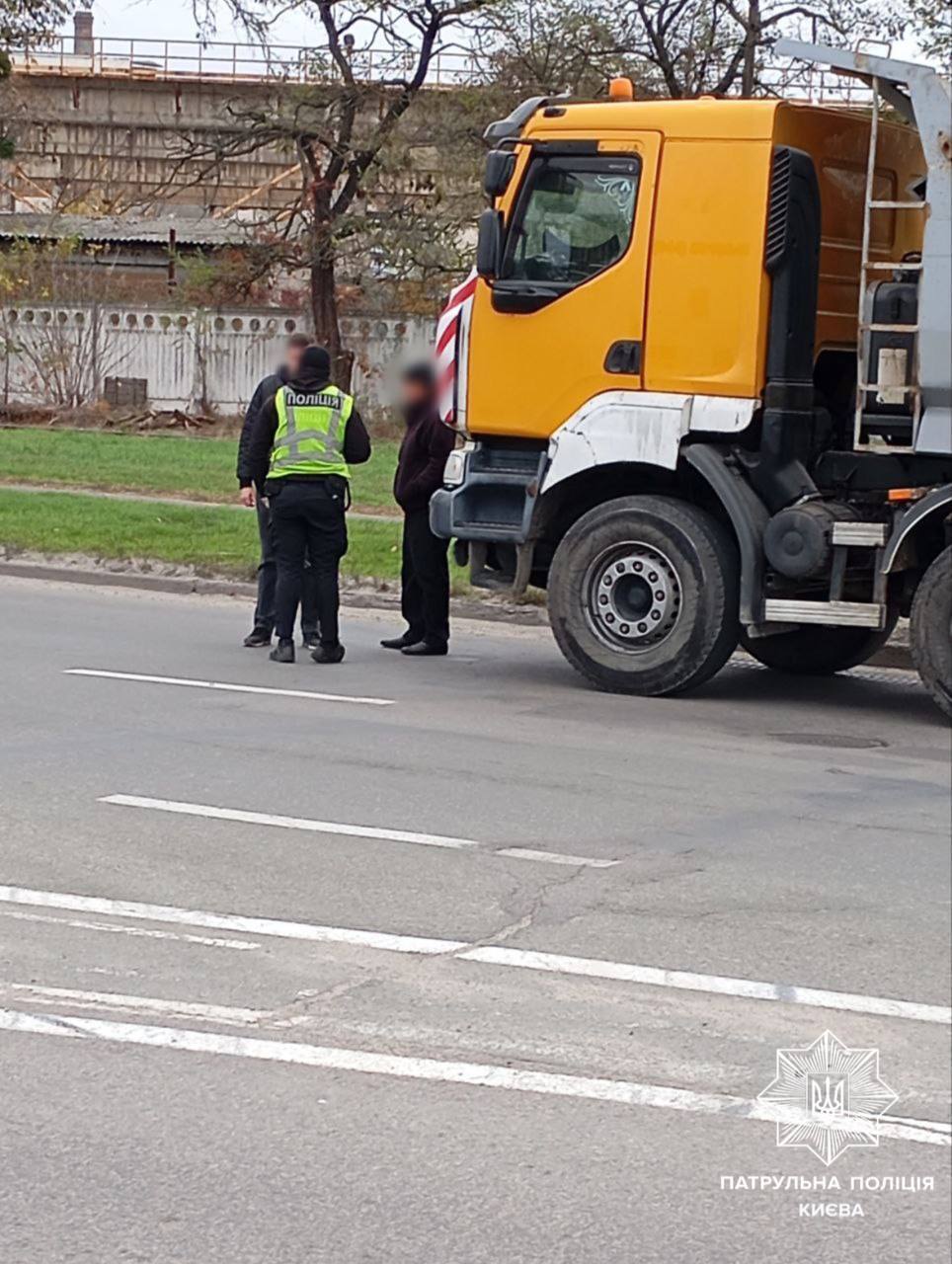 У Києві перехрестя повністю засипало камінням, яке під часу руху випадало з самоскида: поліція відреагувала. Відео