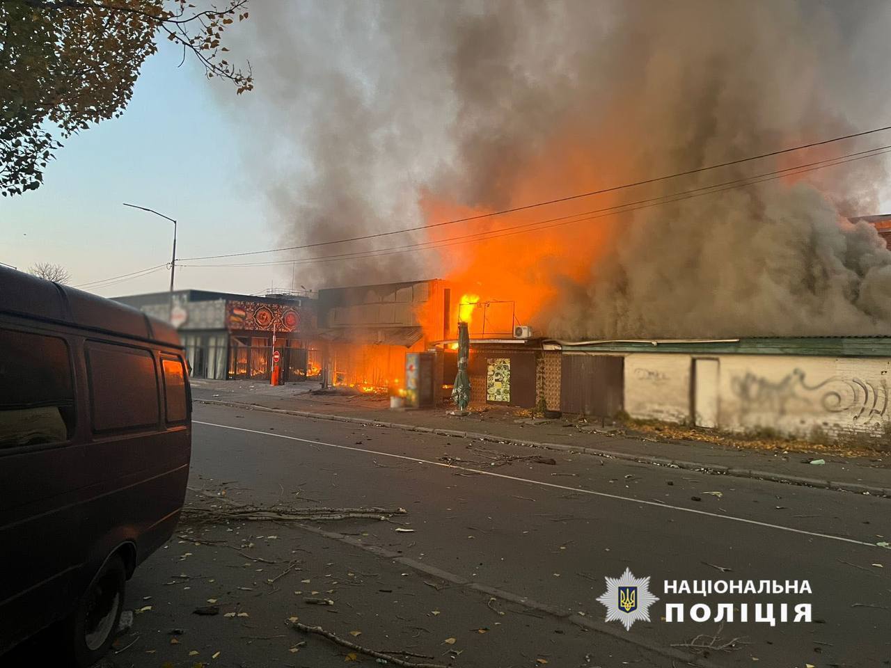 Окупанти атакували Київ дронами, загорілися бізнес-центр, багатоповерхівка і медзаклад: є постраждалі. Фото