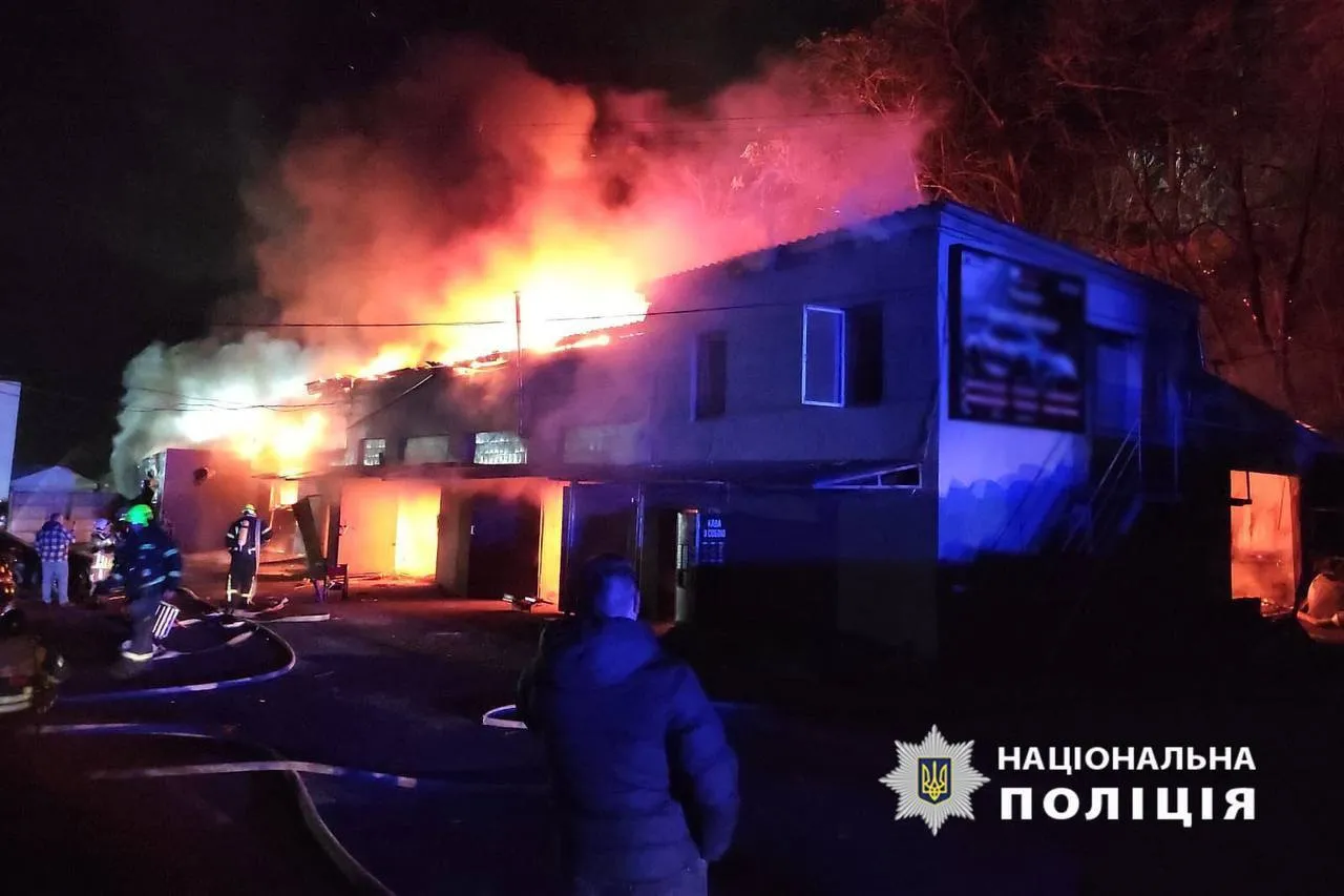 Окупанти атакували Київ дронами, загорілися бізнес-центр, багатоповерхівка і медзаклад: є постраждалі. Фото