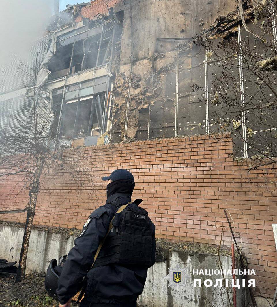 Окупанти атакували Київ дронами, загорілися бізнес-центр, багатоповерхівка і медзаклад: є постраждалі. Фото