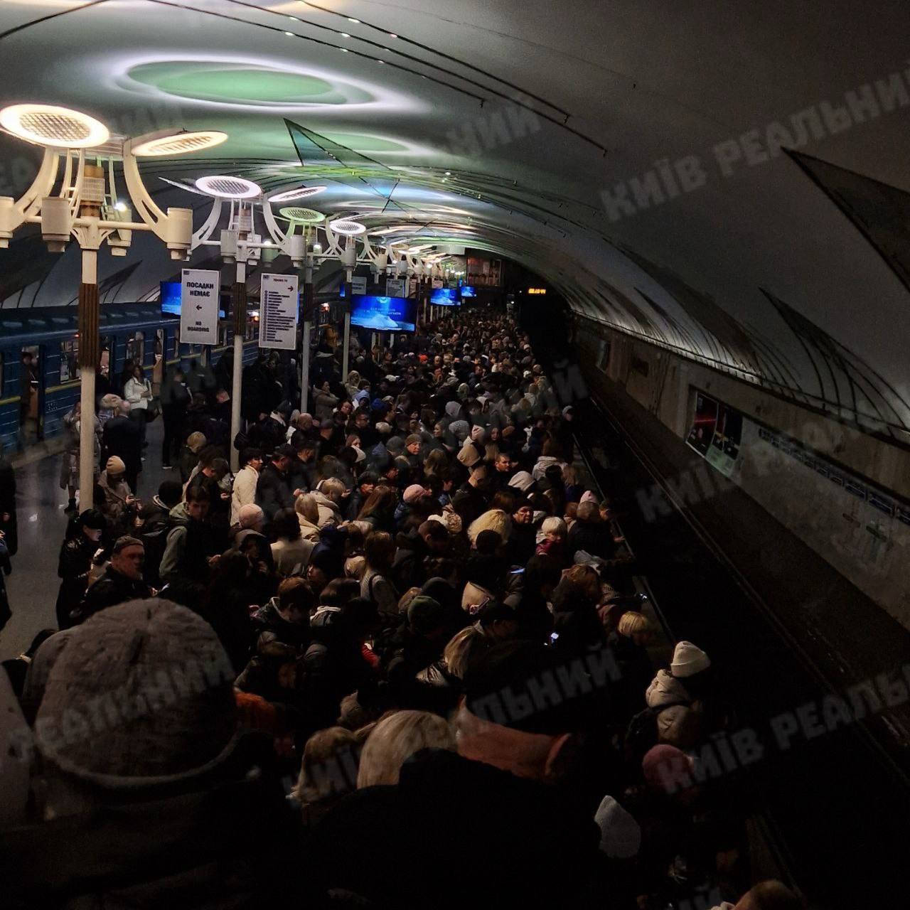 Забиті вагони та натовпи на станціях: у Києві через повітряну тривогу виник колапс у метро. Фото і відео