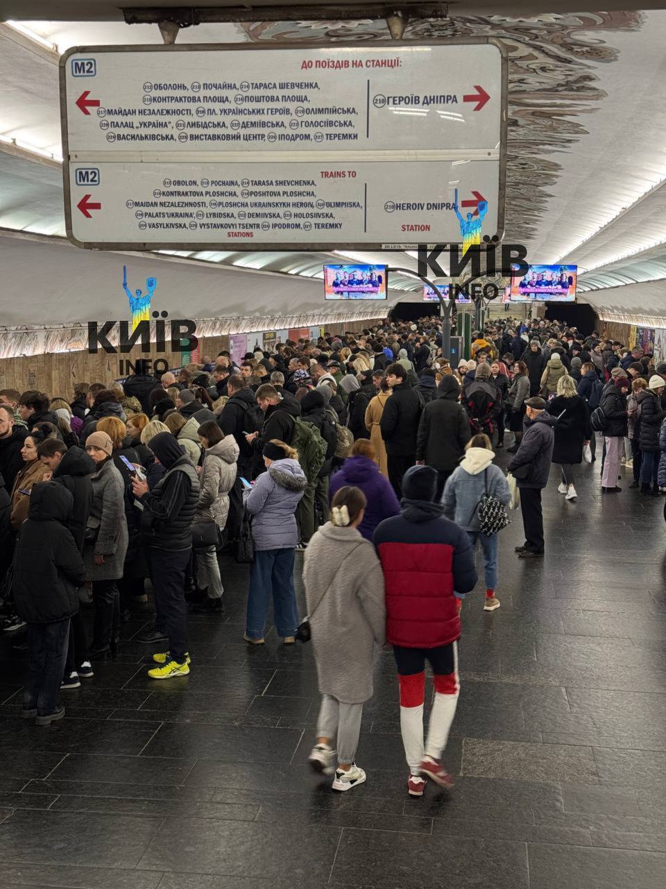 Забиті вагони та натовпи на станціях: у Києві через повітряну тривогу виник колапс у метро. Фото і відео