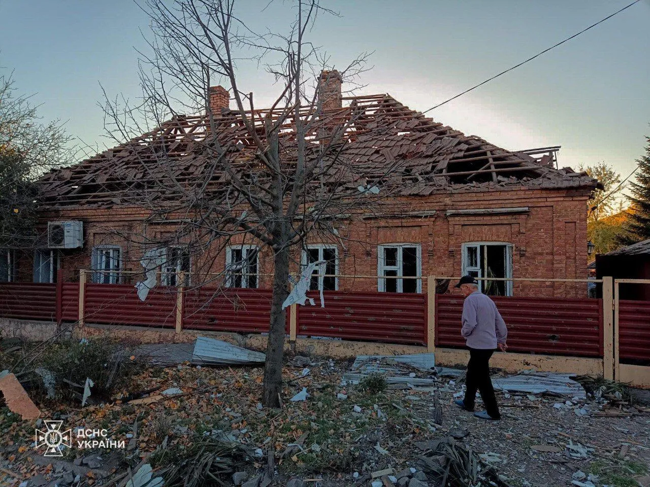 Оккупанты нанесли массированный удар по Запорожью: есть попадания по домам и больнице, 4 человека погибли и много раненых. Фото и видео