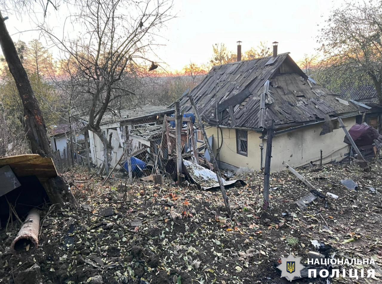 Пошкоджено будинки, електромережі та виникла пожежа: усі подробиці про наслідки російської атаки на Київщину. Фото
