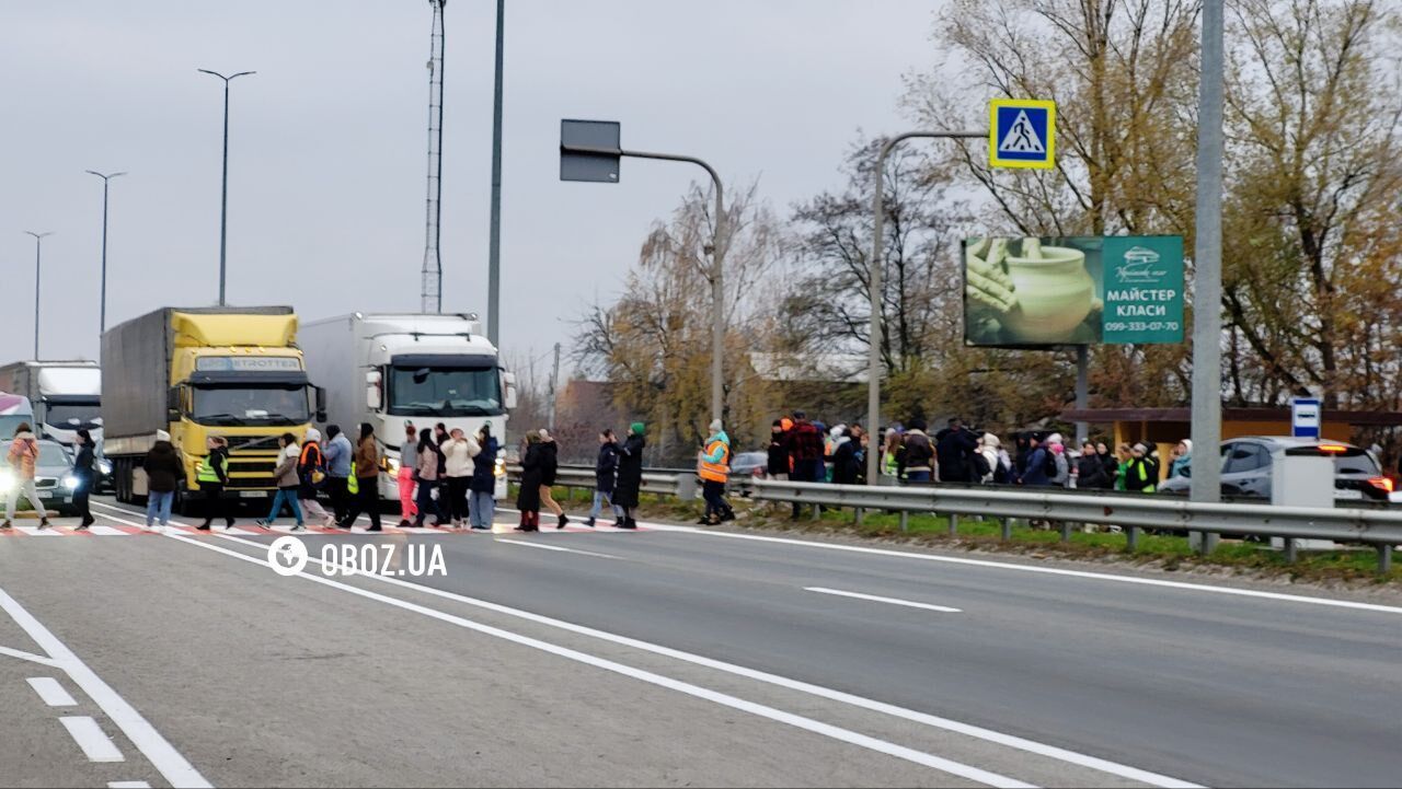 На відбудову зібрали близько $1,5 млн, але нічого не зробили: на Київщині невдоволені батьки учнів ліцею перекривали трасу. Фото