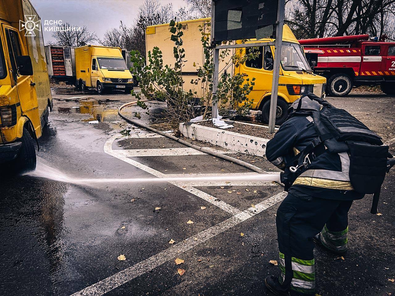 Окупанти атакували Київ і область ракетами: виникли пожежі, постраждали четверо людей. Фото