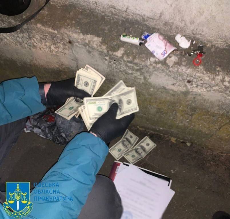 Выдавали себя за работников ТЦК и полицейских: в Украине ликвидировали преступную группу, вымогавшую деньги у мужчин. Фото и видео