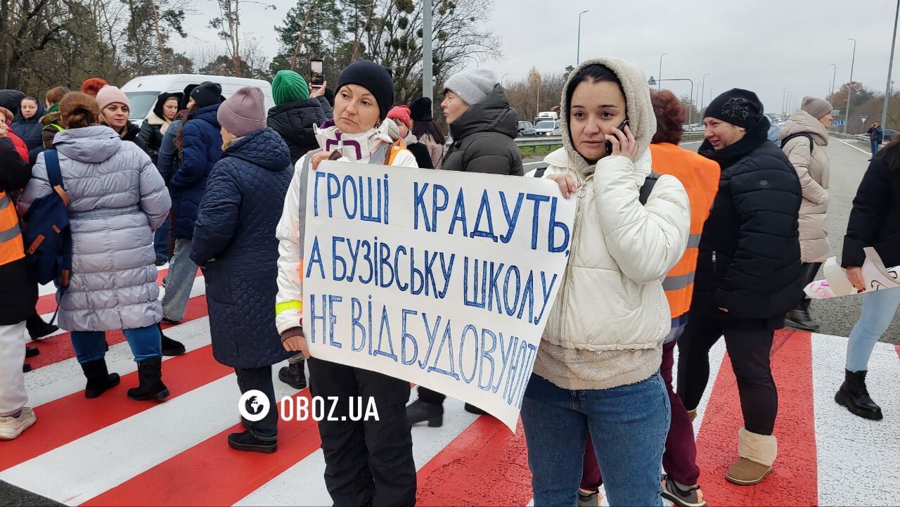 На відбудову зібрали близько $1,5 млн, але нічого не зробили: на Київщині невдоволені батьки учнів ліцею перекривали трасу. Фото