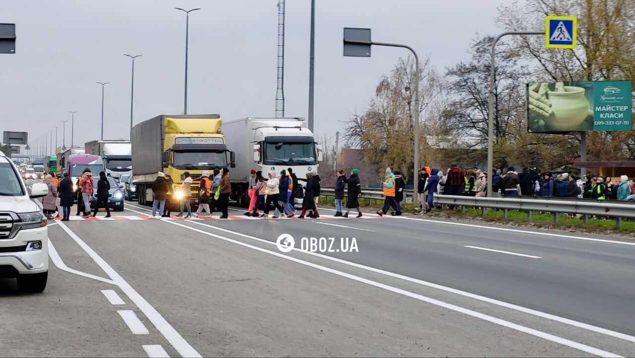 На відбудову зібрали близько $1,5 млн, але нічого не зробили: на Київщині невдоволені батьки учнів ліцею перекривали трасу. Фото