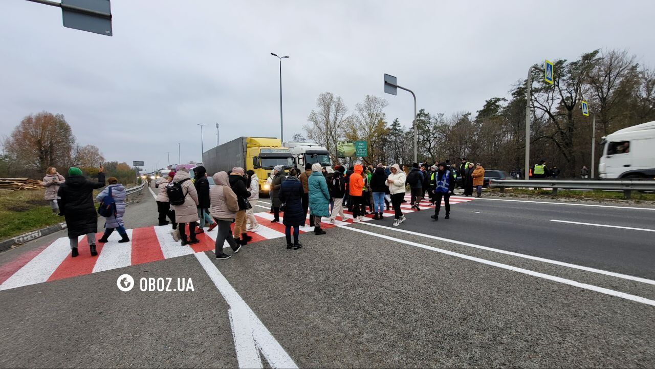 На відбудову зібрали близько $1,5 млн, але нічого не зробили: на Київщині невдоволені батьки учнів ліцею перекривали трасу. Фото