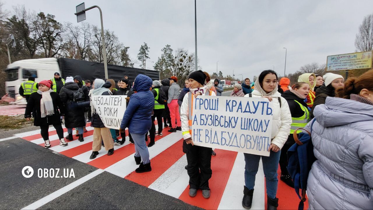 На відбудову зібрали близько $1,5 млн, але нічого не зробили: на Київщині невдоволені батьки учнів ліцею перекривали трасу. Фото