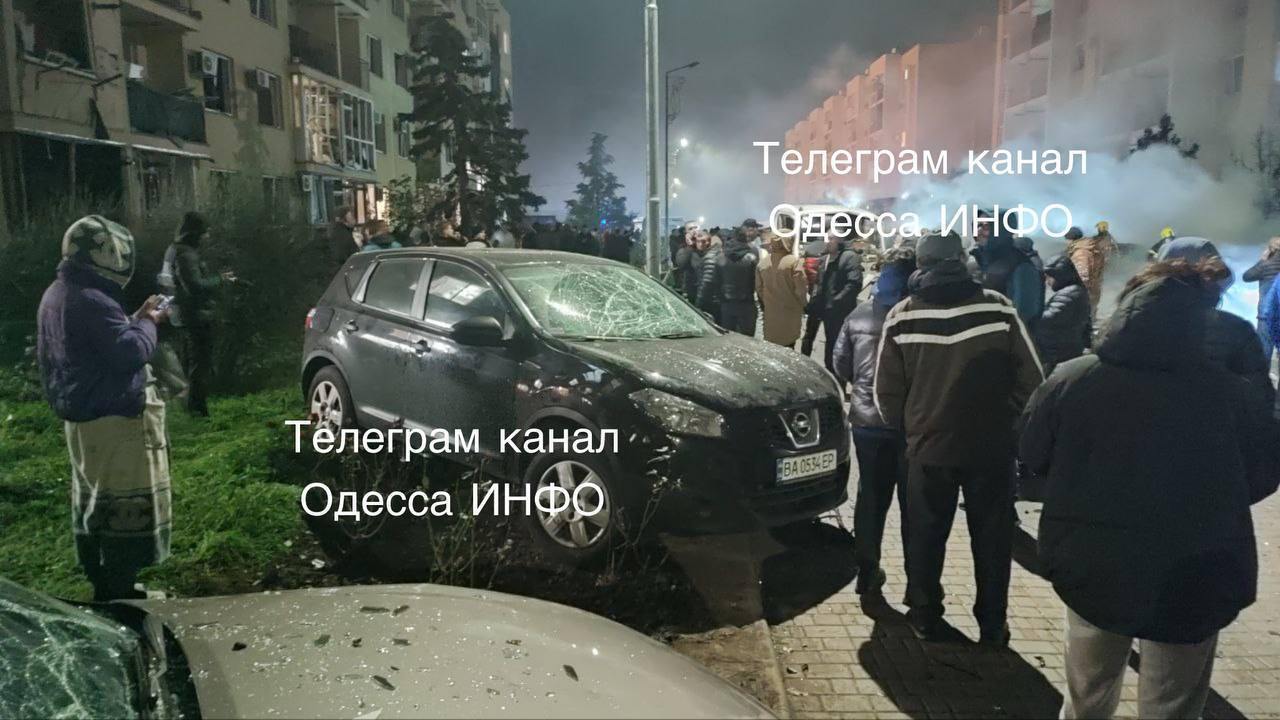 Росія атакувала Одесу дронами: пошкоджено кілька багатоповерхівок, адмінбудівлі та автівки. Фото і відео